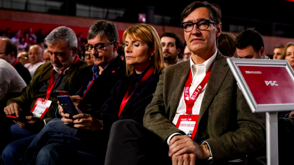 El presidente de la Generalitat, Salvador Illa, durante la inauguración del 41º Congreso Federal del PSOE en el Palacio de Congresos y Exposiciones, a 30 de noviembre de 2024.