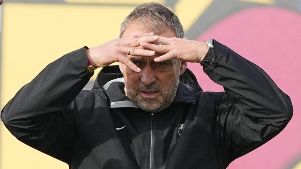 Hansi Flick, en el entrenamiento del Barça antes de jugar en Mallorca