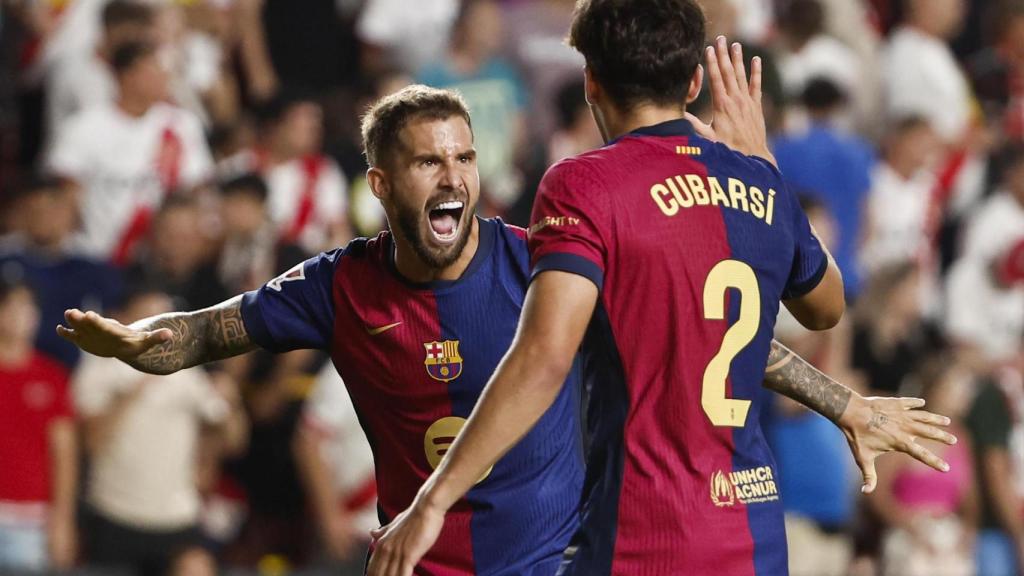 Iñigo Martínez y Pau Cubarsí celebran una acción defensiva ante el Rayo