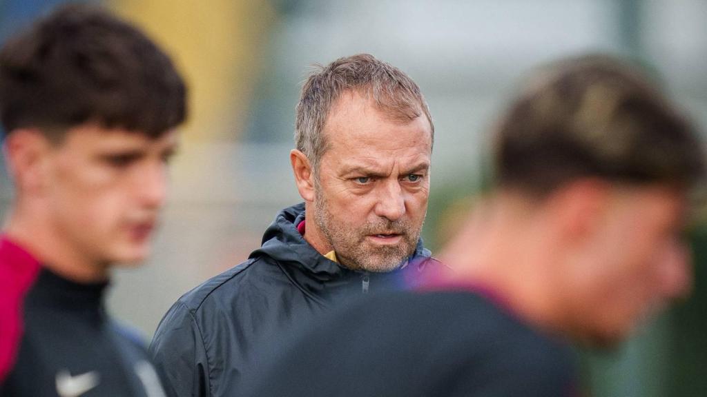 Hansi Flick, muy atento, en el entrenamiento del Barça en la Ciutat Esportiva