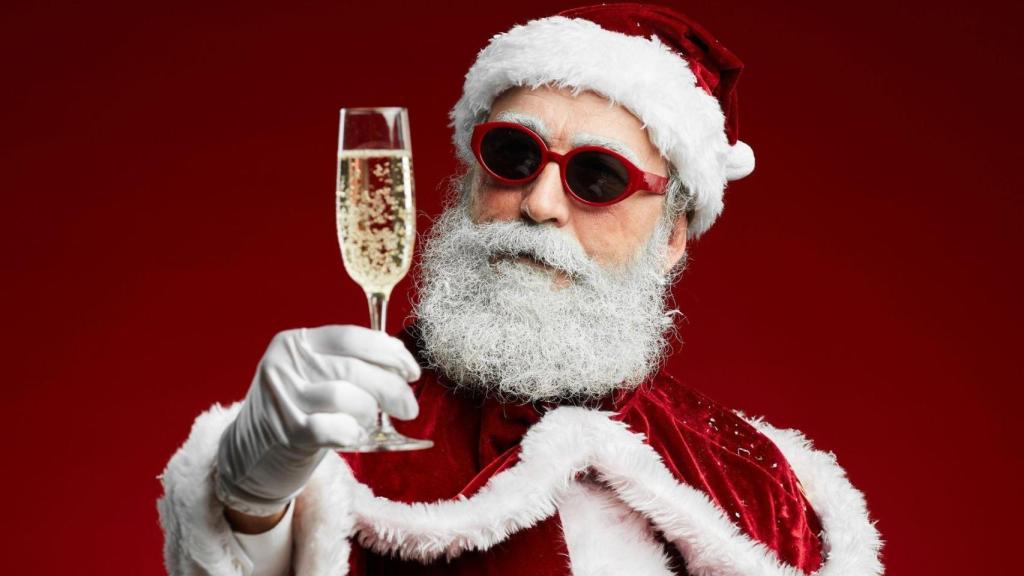 Un Papá Noël brinda con cava