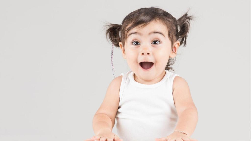 Una niña con cara de sorpresa