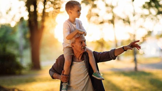 Un abuelo con su nieto