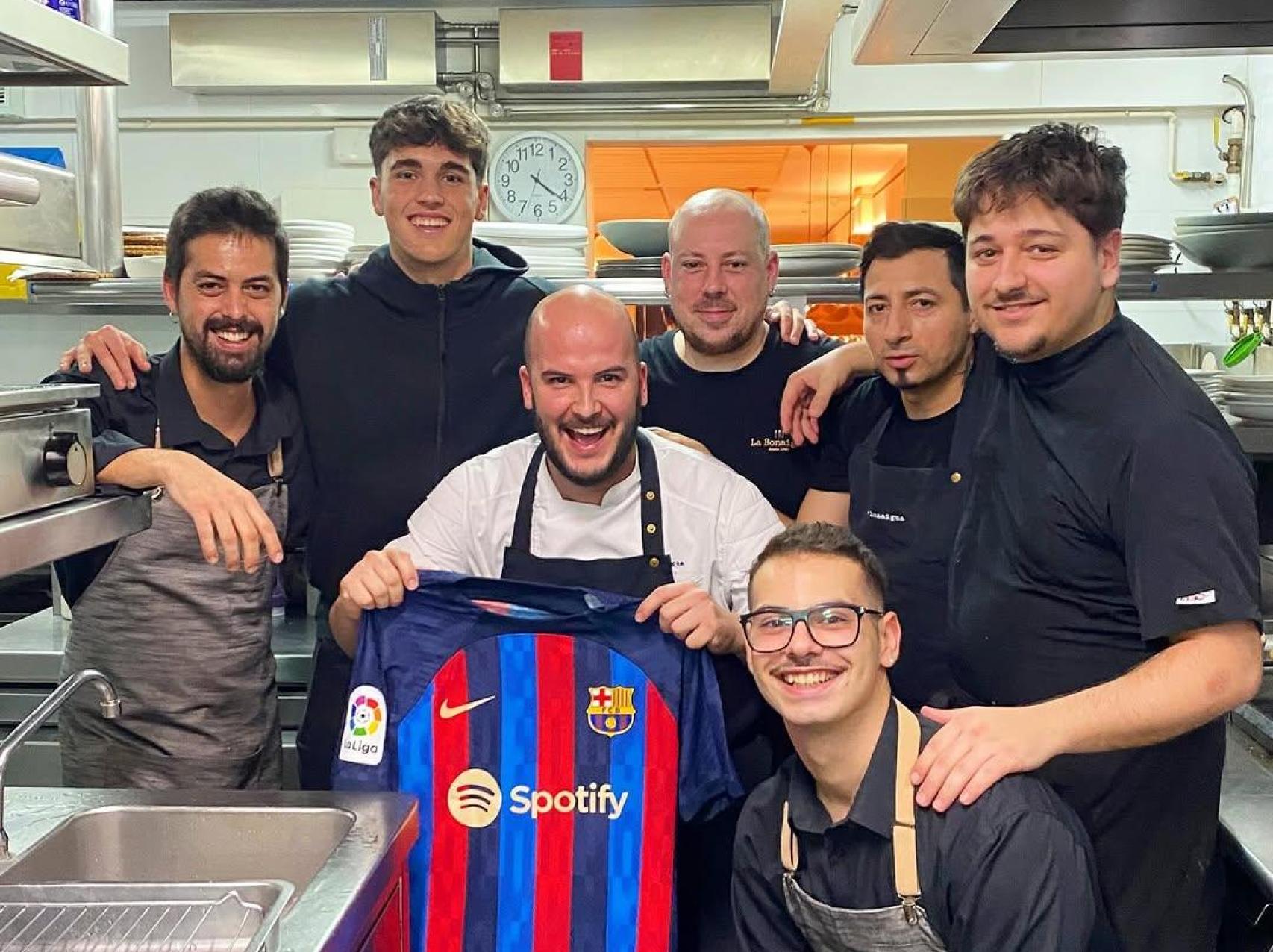 Pau Cubarsí junto al equipo de cocina de La Bonaigua