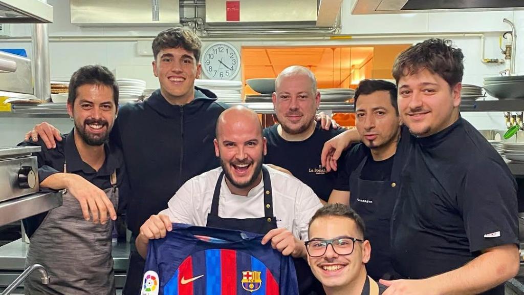 Pau Cubarsí junto al equipo de cocina de La Bonaigua