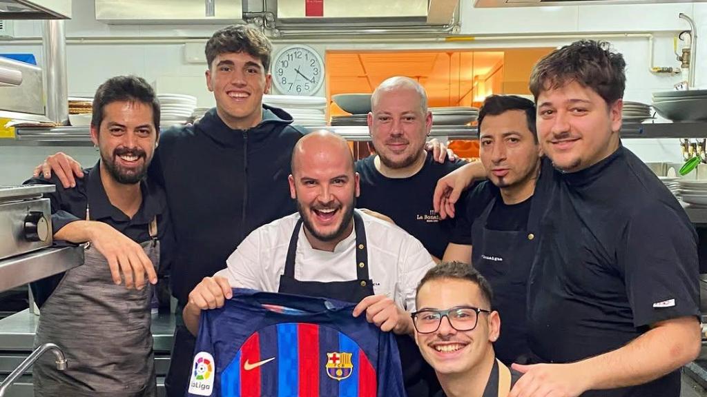 Pau Cubarsí junto al equipo de cocina de La Bonaigua