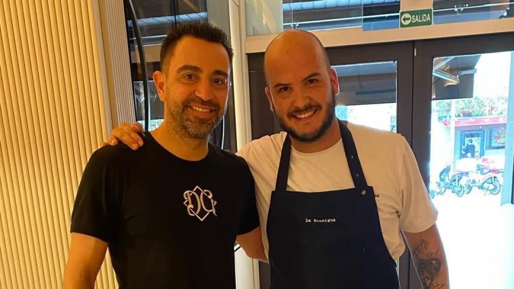 Xavi Hernández junto a Víctor Pardo, chef de La Bonaigua