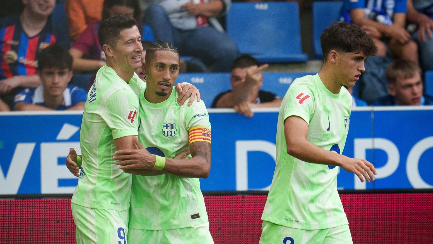 Raphinha felicita a Lewandowski durante la victoria del Barça en el campo del Alavés