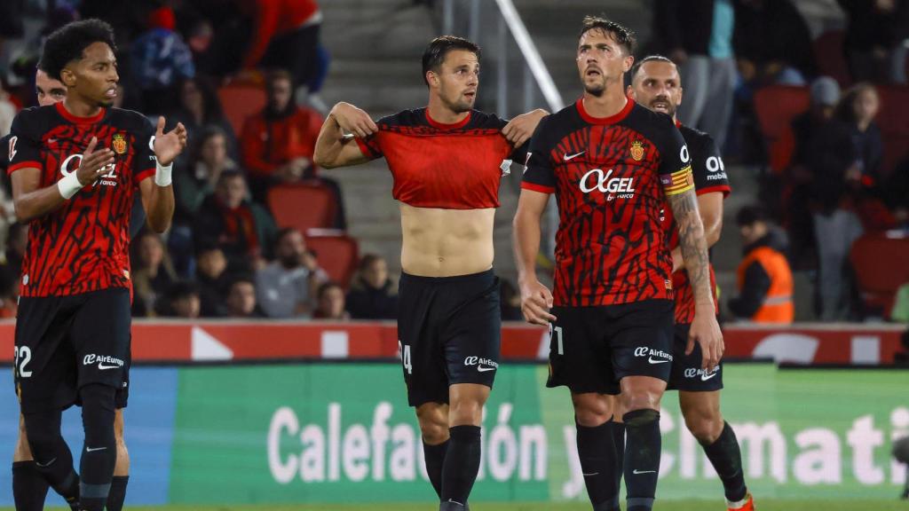 Los jugadores del Mallorca celebran el empate de Muriqi