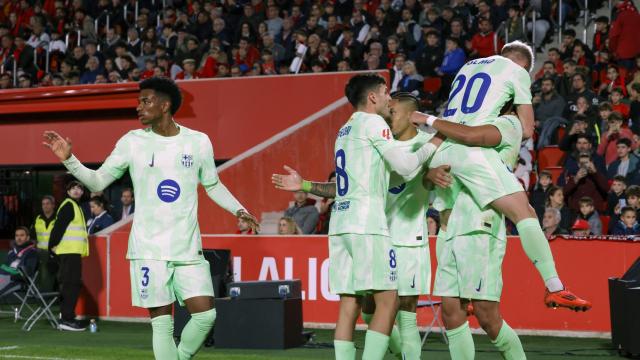 Los jugadores del Barça festejan un gol en Son Moix