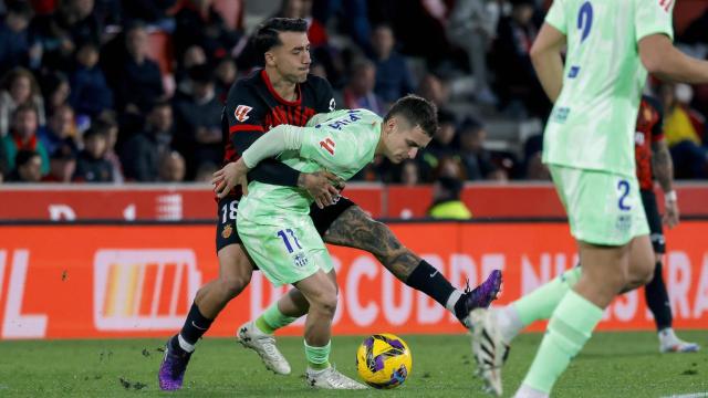 Marc Casadó protege el balón en el Barça-Mallorca