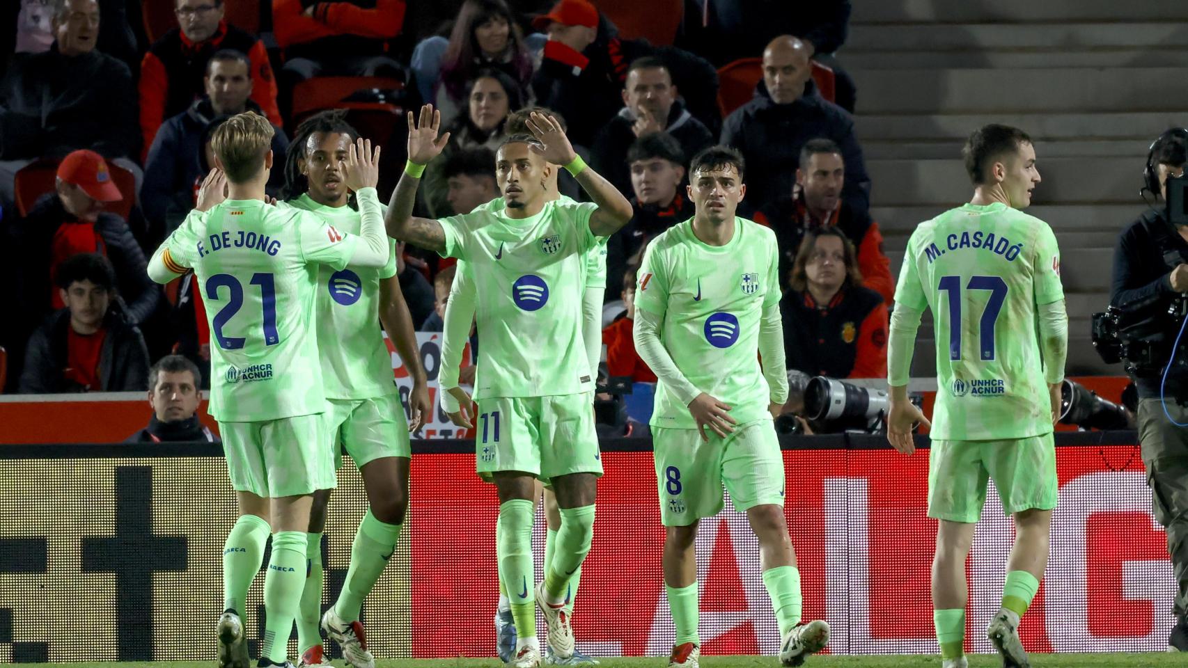 Raphinha celebra junto a De Jong uno de sus goles al Mallorca