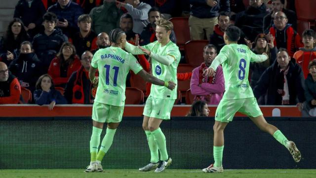 Frenkie de Jong, Raphinha y Pedri celebran un gol del Barça en Son Moix