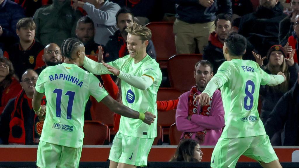 Frenkie de Jong, Raphinha y Pedri celebran un gol del Barça en Son Moix