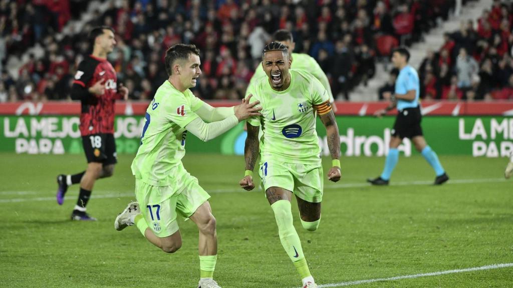 Casadó felicita a Raphinha tras un gol del delantero.