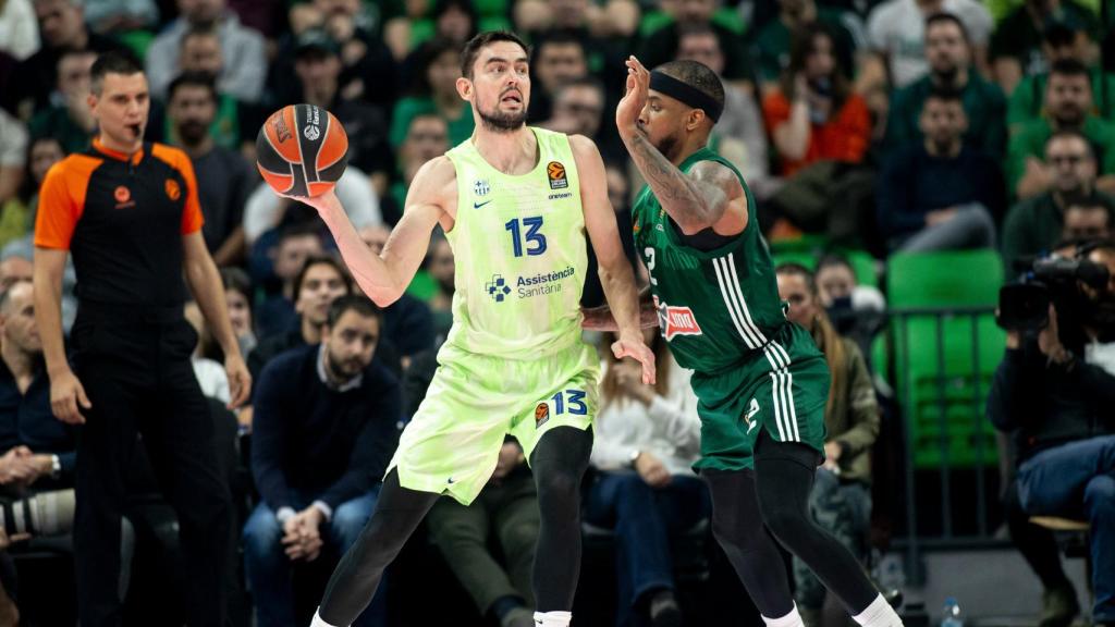 Satoransky comanda una jugada del Barça de basket contra el Panathinaikos