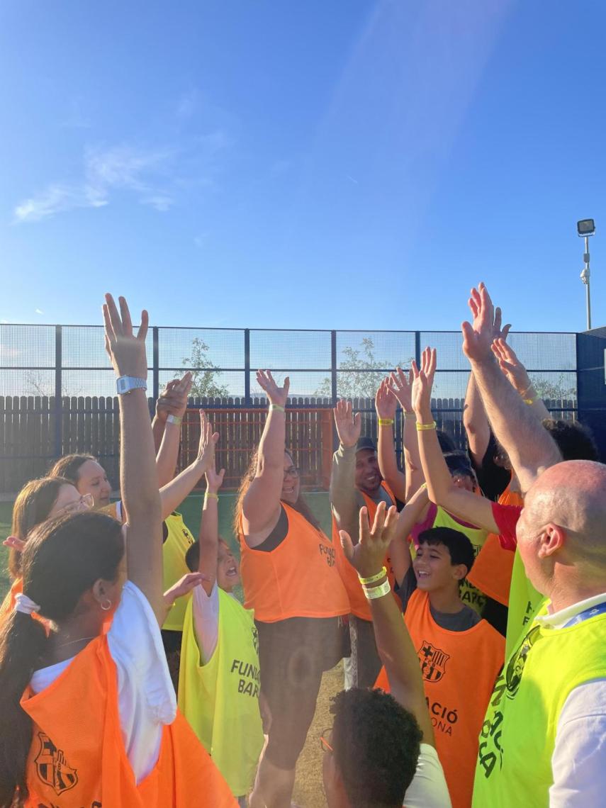 Voluntarios de PortAventura World en un taller con niños