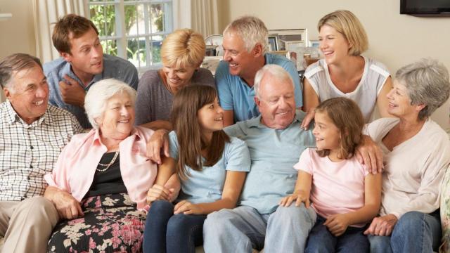 Una familia en un sofá