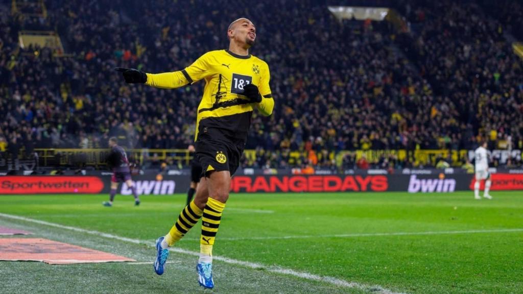 Donyell Malen festeja un gol con la camiseta del Borussia Dortmund