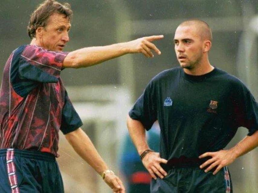 Cruyff da instrucciones a Iván de la Peña