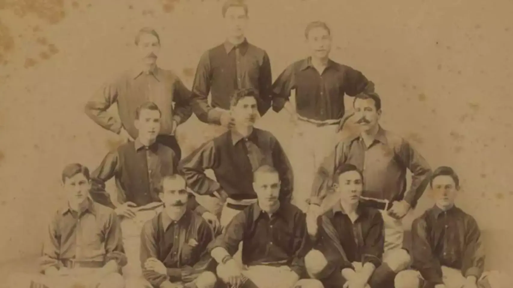 El segundo equipo del Barça en la temporada 1902-03; abajo a la izquierda, George St. Noble; abajo a la derecha, Roy St. Noble