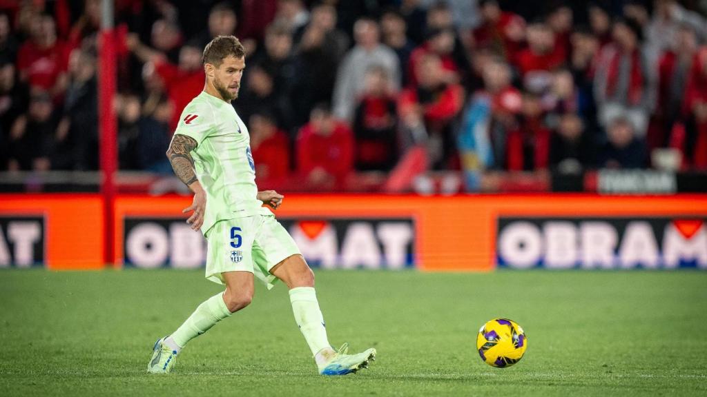 Iñigo Martínez pasa el balón en el Mallorca-Barça