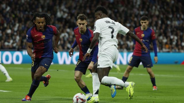 Vinicius encara a Koundé en el clásico del Bernabéu