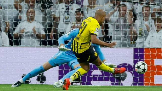 Donyell Malen marca un gol contra el Real Madrid en el Santiago Bernabéu