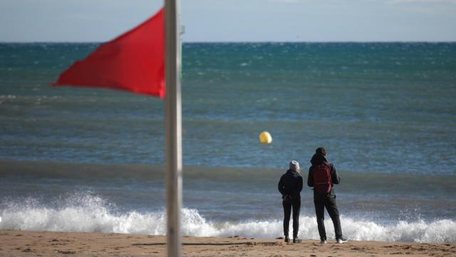 Bandera roja a causa del temporal de mar y viento (imagen de archivo)