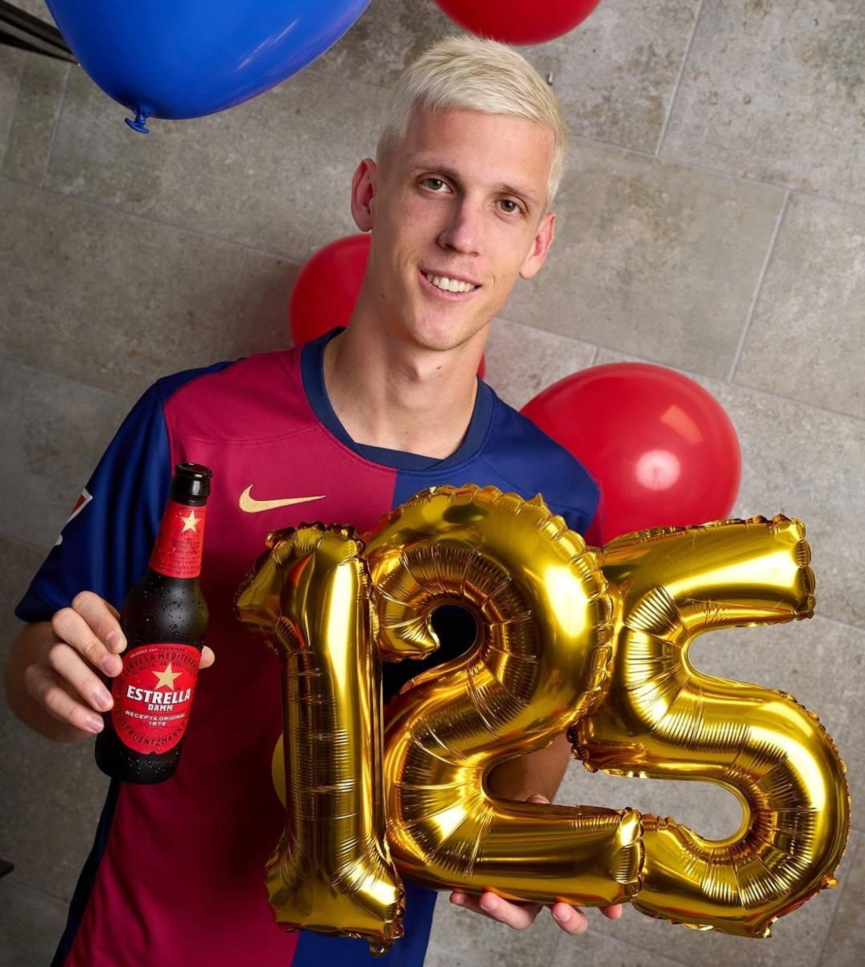 Dani Olmo celebra los 125 años del Barça con Estrella Damm