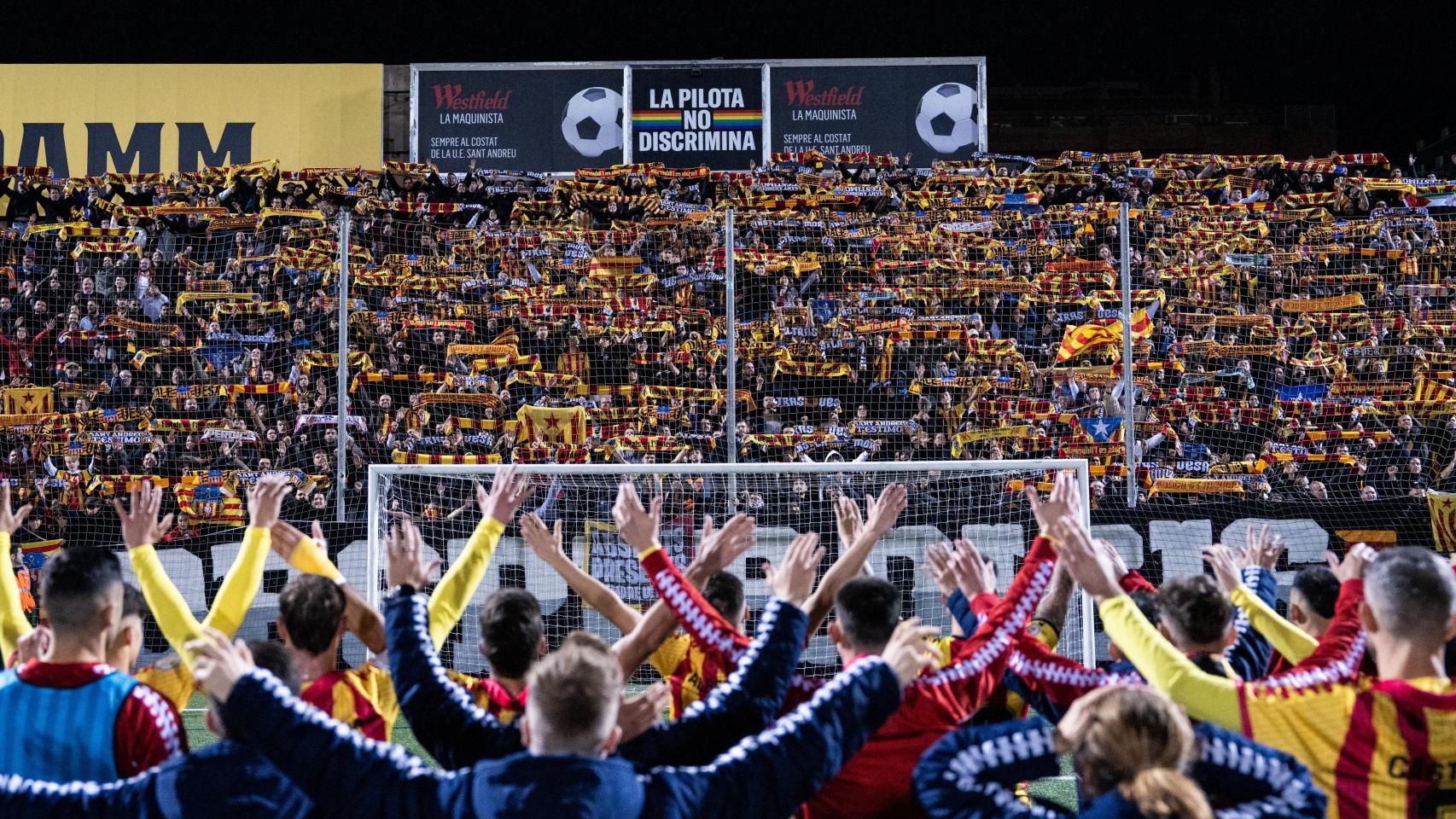 Los jugadores del Sant Andreu se despiden de su afición en el Narcís Sala