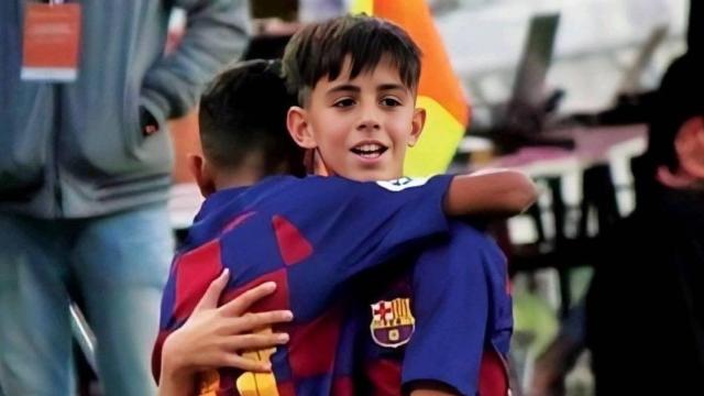 El abrazo entre Lamine Yamal y Marc Bernal, durante un partido en las categorías inferiores del Barça