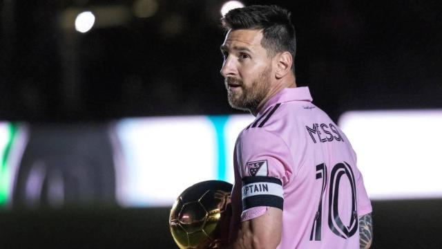 Leo Messi luce su último Balón de Oro en un partido del Inter Miami