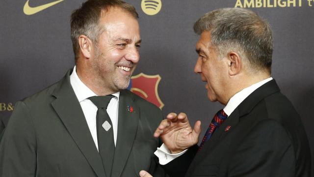 Hansi Flick y Joan Laporta bromean en la alfombra roja de la gala del 125 aniversario del Barça