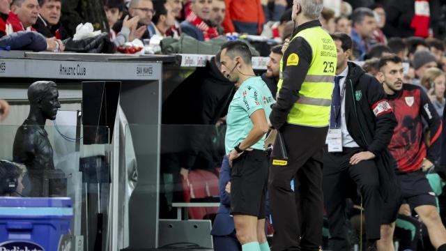 Sánchez Martínez revisa un posible penalti en el monitor durante el Athletic Club-Real Madrid en San Mamés