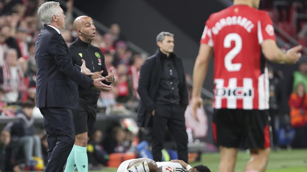 Rodrygo Goes se duele sobre el césped tras una entrada en el Athletic Club-Real Madrid