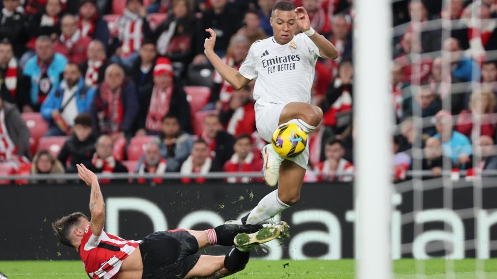 Kylian Mbappé encara a un jugador del Athletic Club en San Mamés