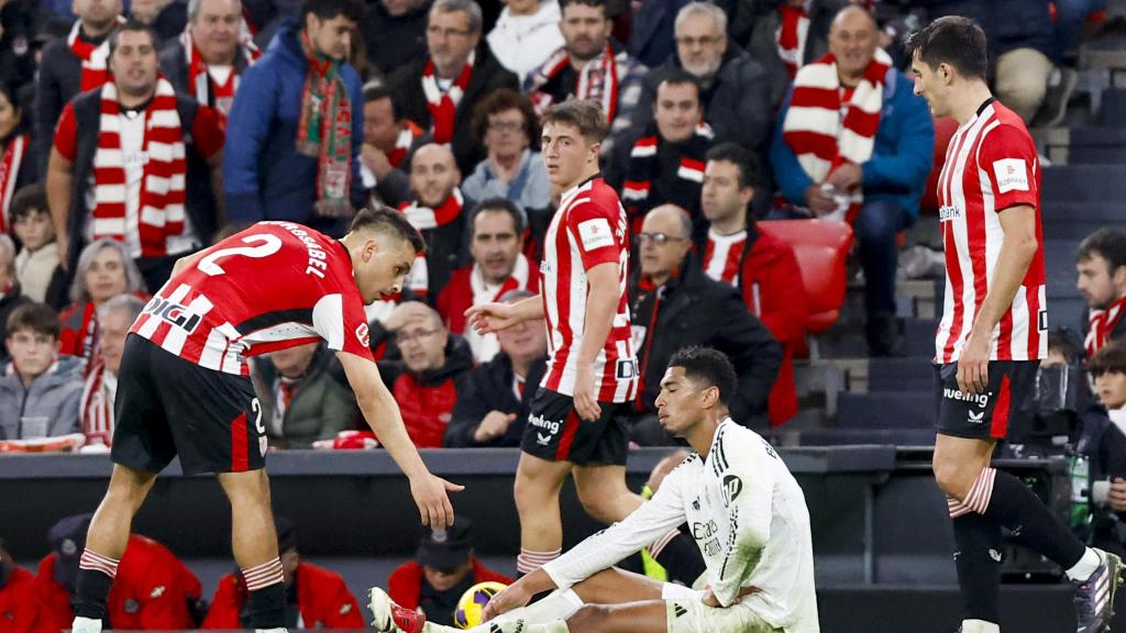 Jude Bellingham, tendido sobre el césped durante el Athletic Club-Real Madrid