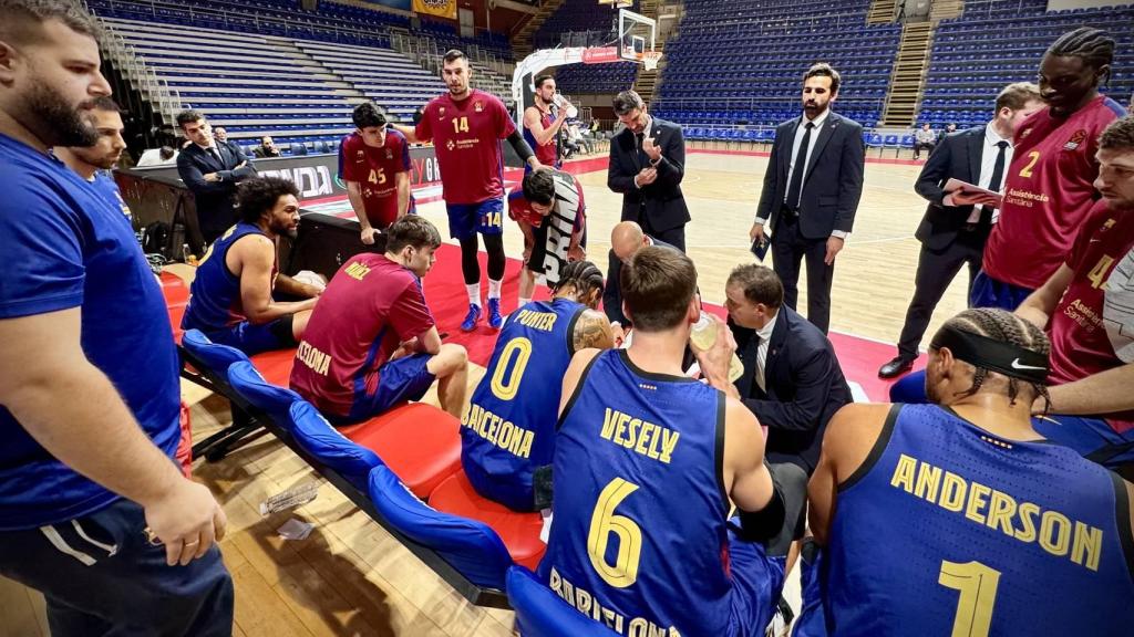 Los jugadores del Barça de basket reciben indicaciones de Joan Peñarroya