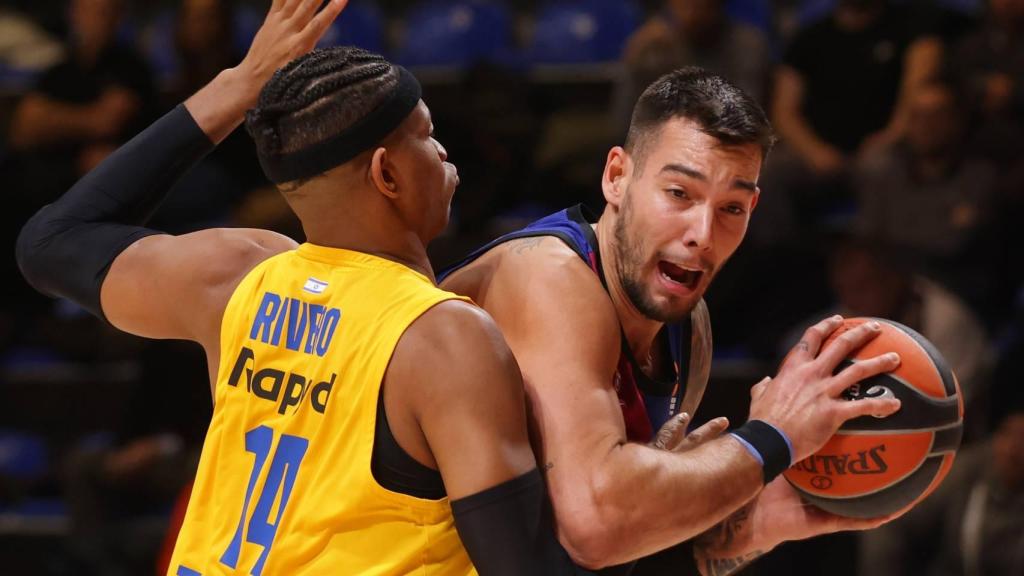 Willy intenta superar a Jasiel Rivero en el Maccabi-Barça de basket