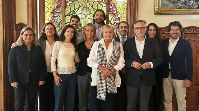 Montserrat Pascual (c), firmando un convenio con Sant Joan de Déu