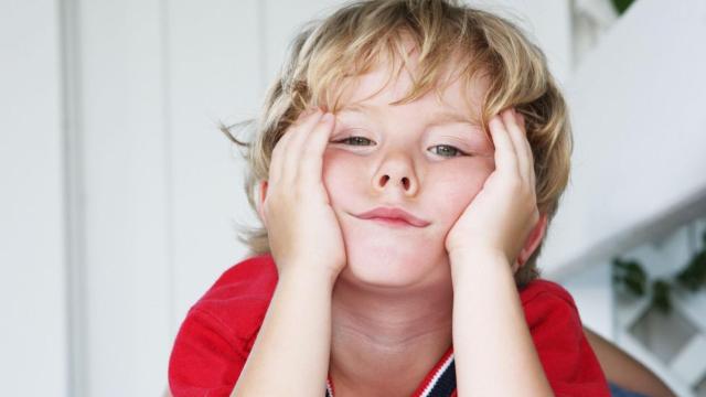 Un niño rubio con ojos azules