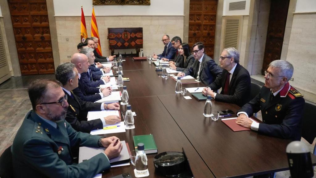 El presidente de la Generalitat, Salvador Illa (cd) y el ministro de Interior, Fernando Grande-Marlaska (ci), acompañados de otras autoridades y mandos policiales durante la reunión de la Junta de Seguridad de Cataluña