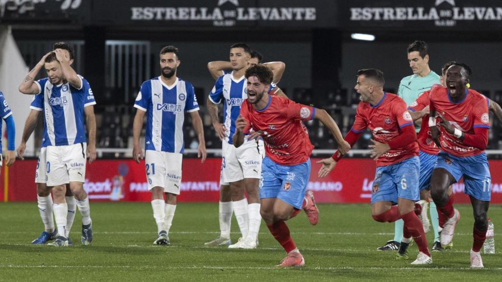 Los jugadores de la Deportiva Minera echan a correr, eufóricos tras eliminar al Deportivo Alavés en Copa del Rey