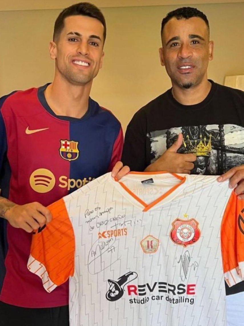 Joao Cancelo posa con la camiseta del Barça 2024-25