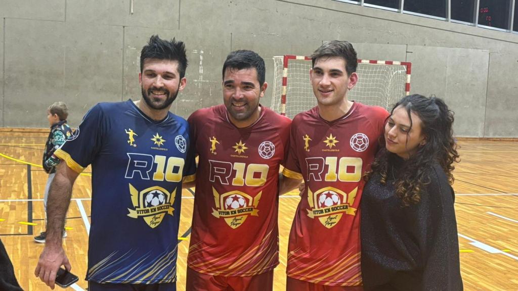 Deco, junto al hijo de Laporta (azul), en el partido de las estrellas en Castelldefels