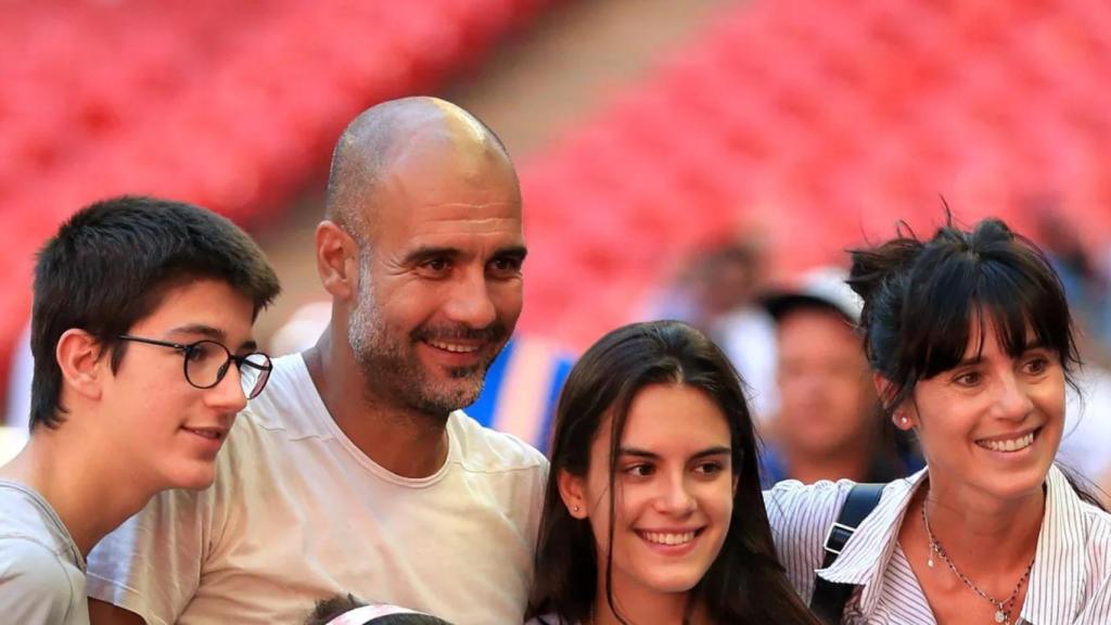 Pep Guardiola, junto a su familia, en la celebración de un título con el Manchester City