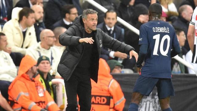 Luis Enrique da indicaciones a Ousmane Dembelé en un partido del PSG