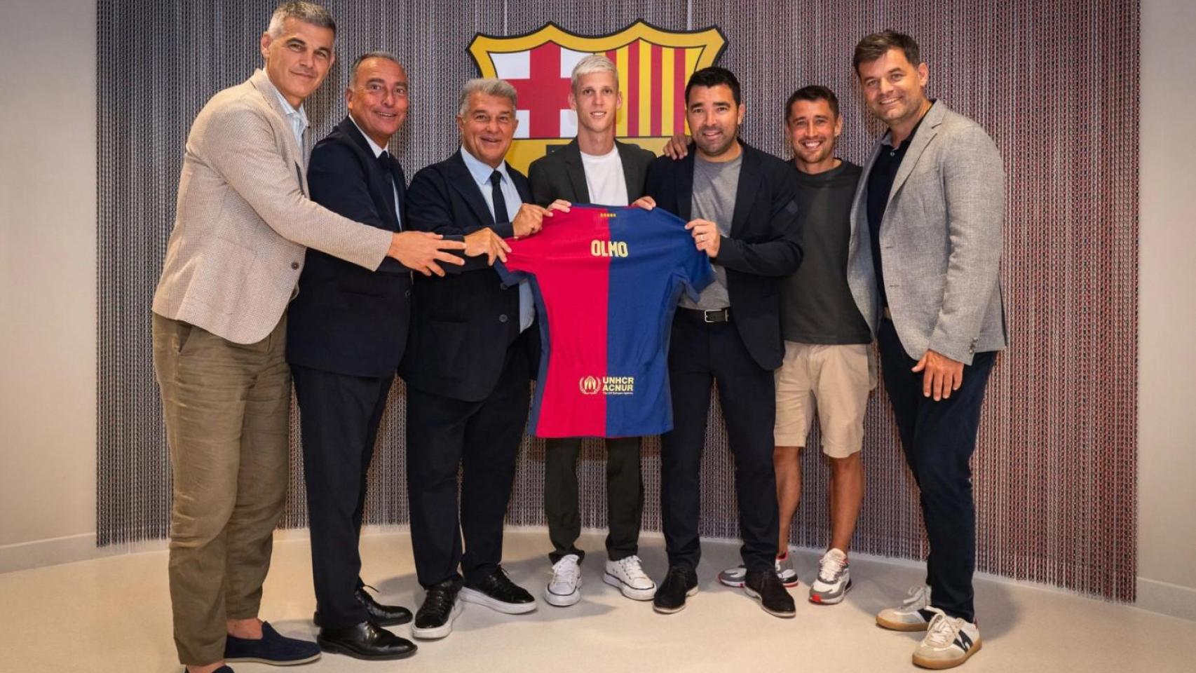 Enric Masip, Rafa Yuste, Joan Laporta, Deco, Bojan Krkic y el directivo Joan Soler, en la firma de Dani Olmo como nuevo jugador del Barça