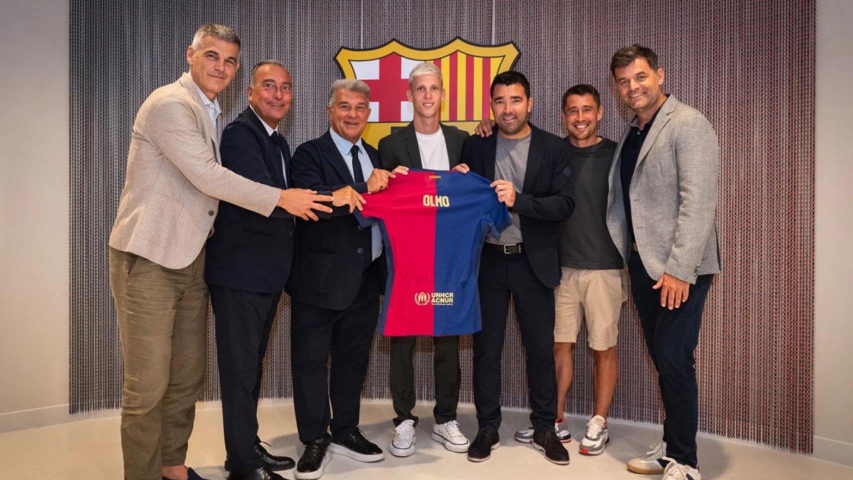 Enric Masip, Rafa Yuste, Joan Laporta, Deco, Bojan Krkic y el directivo Joan Soler, en la firma de Dani Olmo como nuevo jugador del Barça